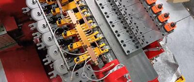 Jsou vícestaniční stroje na studené hlavičky přesné?