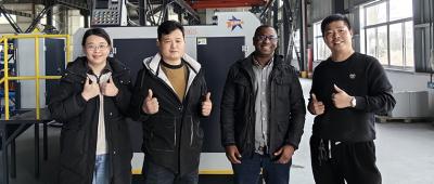 Návštěva zákazníků v továrně na voskování